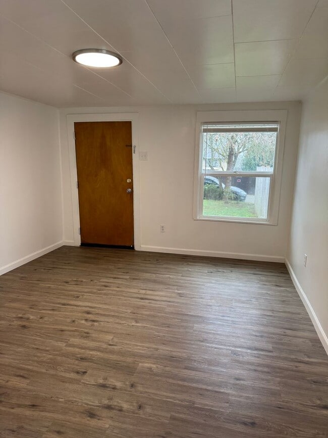 Building Photo - Small 2 bedroom home with fenced yard