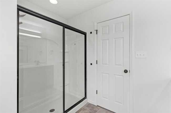 Building Photo - 945 Crestwood Ln