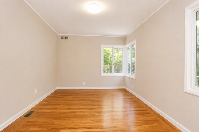 Building Photo - Charming Bungalow in the Montclair Hills