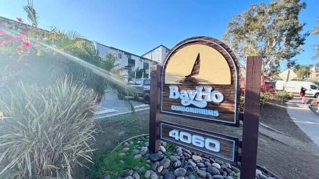 Building Photo - Charming 1-Bedroom Condo with Partial Bay Views & Summer Fireworks!