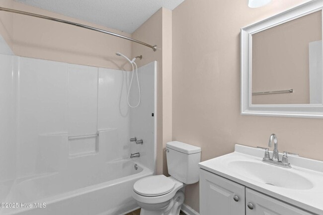 Building Photo - An adorable home! City Convenience!