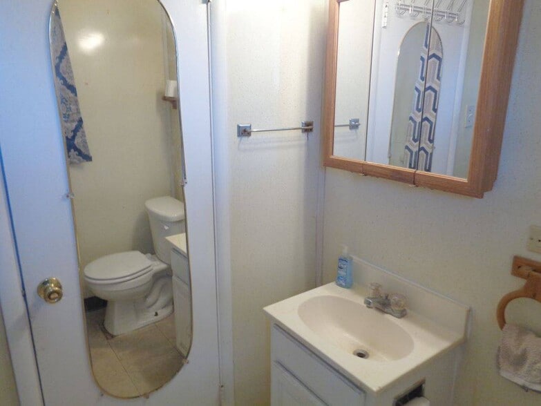 Bathrrom - 1927 S Elati St