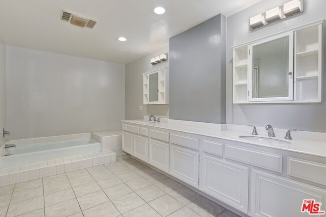 Building Photo - 1560 Michael Ln