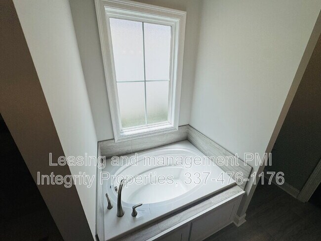 Building Photo - 113 Oak Village Dr