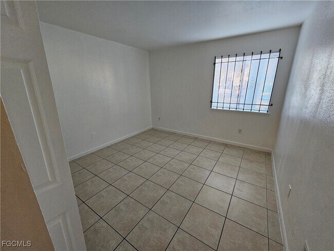 Building Photo - 2885 Winkler Ave