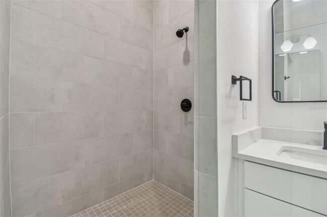 Building Photo - 3826 Pompano Dr SE