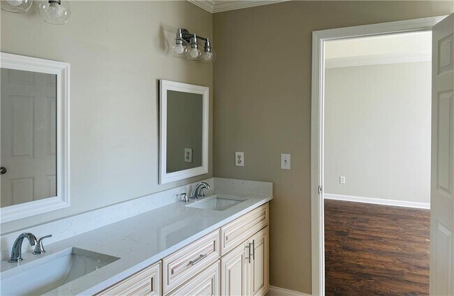 Building Photo - 2020 Bentwood Ct