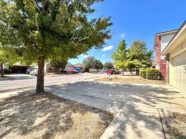 Building Photo - Inviting 4/BR 2/BA Home with Spacious Back...
