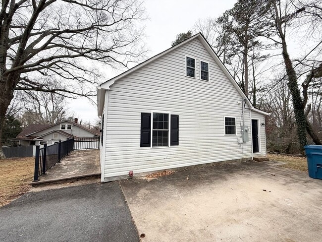 Building Photo - Renovated 2BR Home Minutes from Downtown Hickory – Washer & Dryer Included!