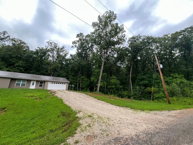 Building Photo - 3 Bedroom 2 Bath 2 car garage Home on 5 acres