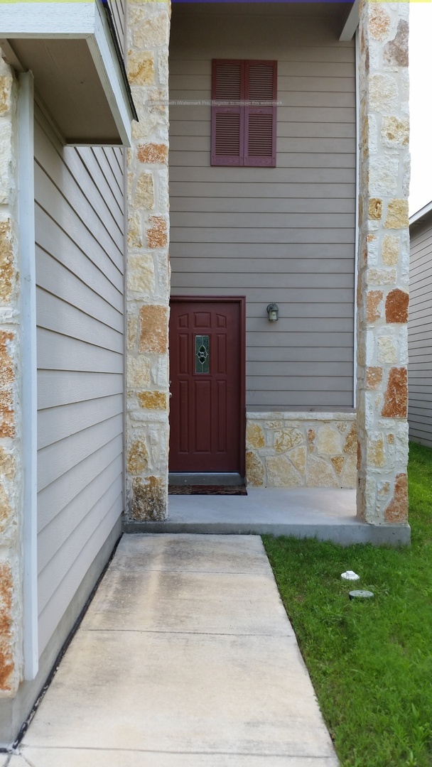 Building Photo - Huge 4/2.5/2 * In Desirable Monticello Ran...