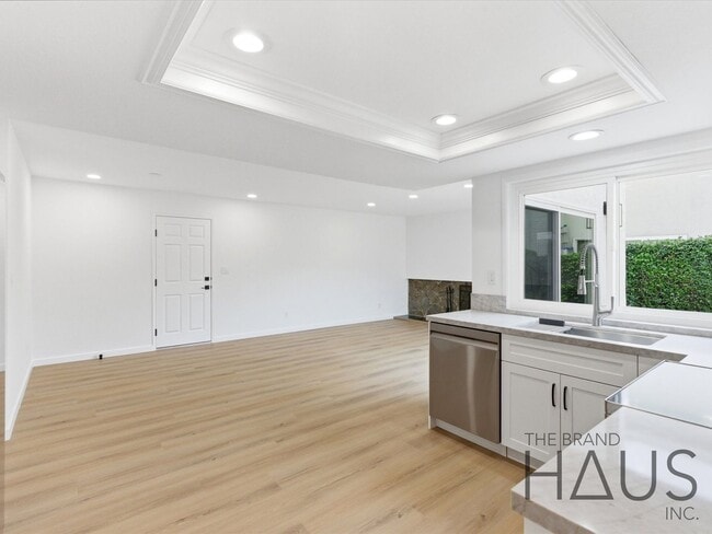 Building Photo - Newly Remodeled Huntington Beach Home with Brand-New AC & Premium Finishes