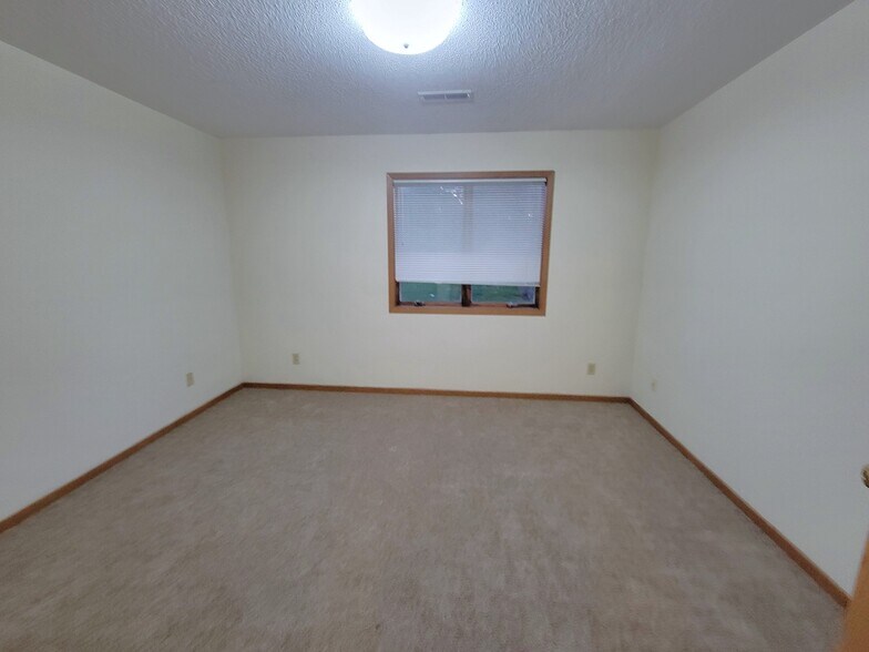 Building Photo - 855 Highview Dr