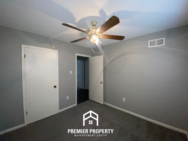 Building Photo - 4453 Kerwin Dr