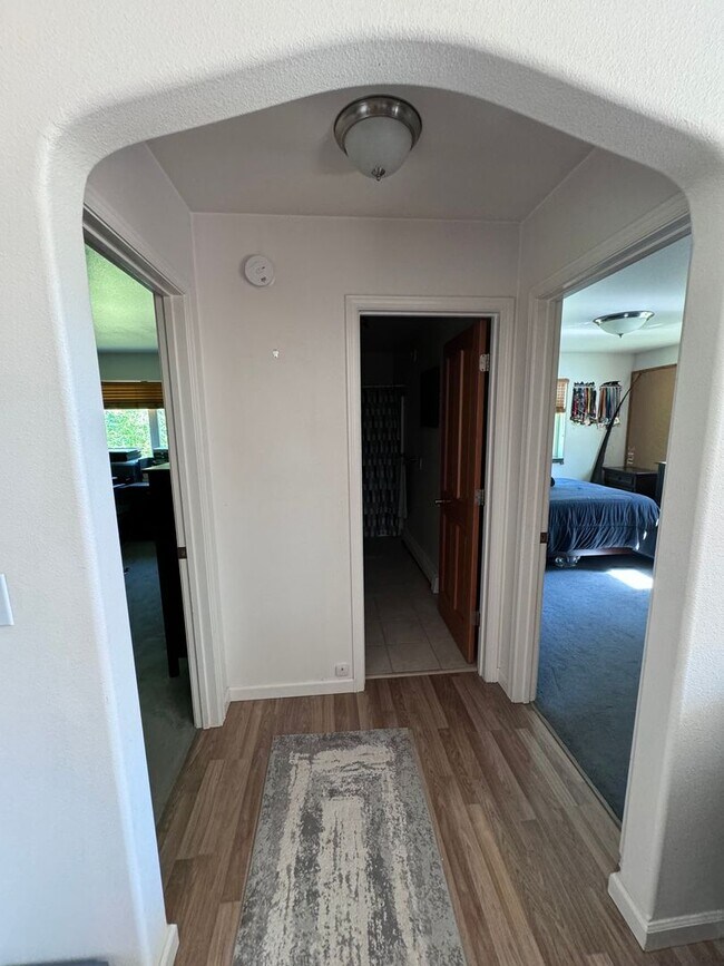 Building Photo - Beautiful 3 Bedroom, 2 bath, 2 Car Garage home off Chena Hills/Chena Ridge