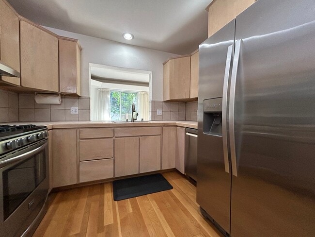 Building Photo - 2 Bed, 2.5 Bath Walnut Creek Home – Peacef...