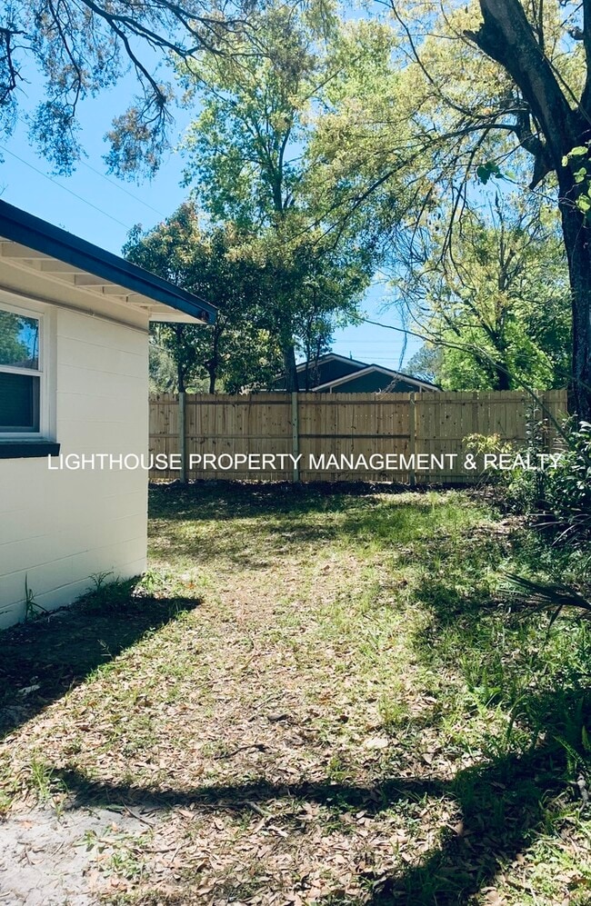 Building Photo - Comfortable Living and Style! RENT SPECIAL...