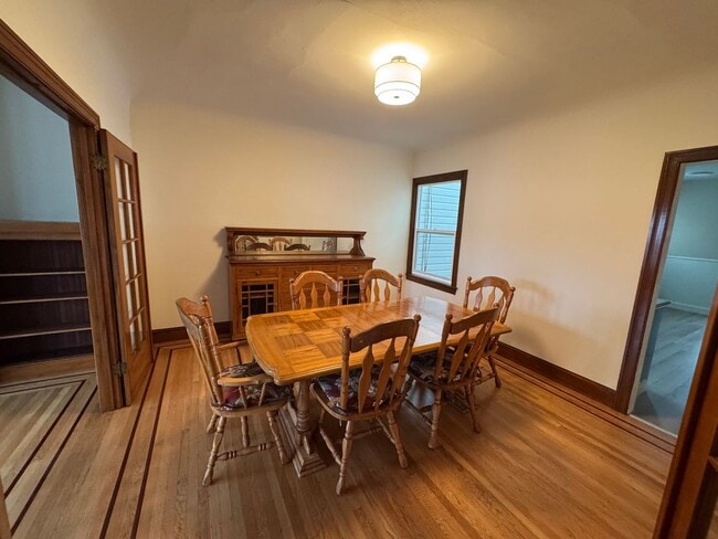 Building Photo - Charming Parkside Upper Flat w/ Garage Parking