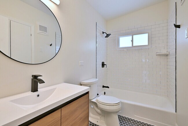 Building Photo - 6750 N Kostner Ave