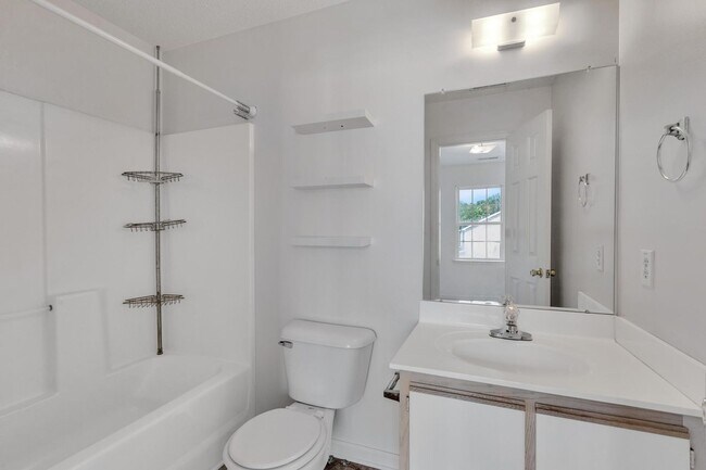 Building Photo - Townhome Close to Amenities!