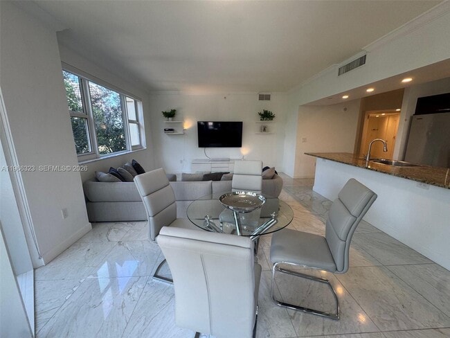 Building Photo - 20000 E Country Club Dr