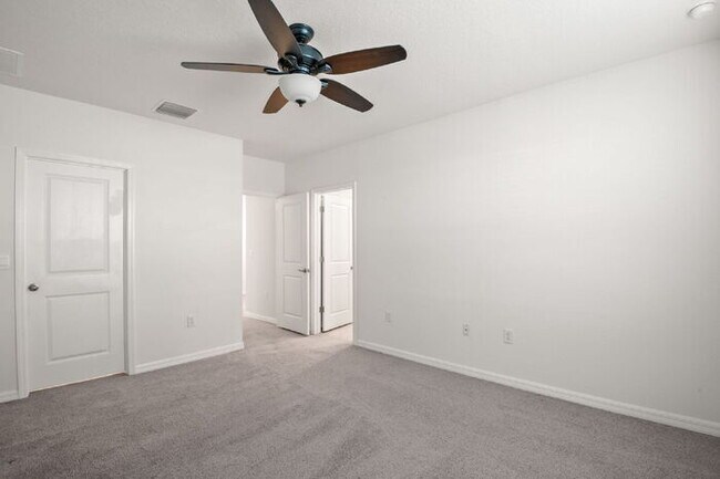 Building Photo - "Spacious 3-Bedroom Townhouse Oasis with 2.5 Baths in Serene Apollo Beach!"