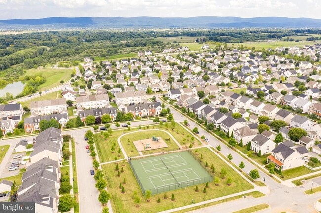 Building Photo - 240 Davis St