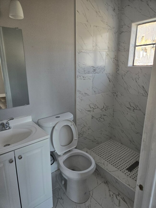 Building Photo - Charming 1-Bedroom Duplex Home for Rent in Zephyrhills!