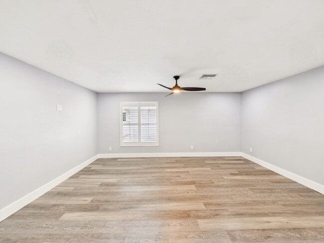 Building Photo - Bright & Pet-Friendly 2BR Home in River Pa...