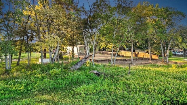 Building Photo - 409 Willow Dr