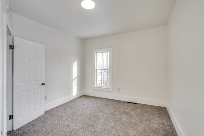 Building Photo - 155 W Walnut St