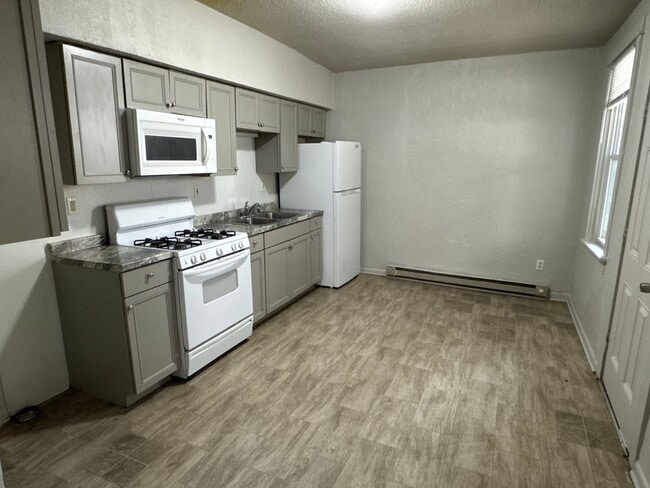 Building Photo - Updated 3 Bedroom, 1 Bath