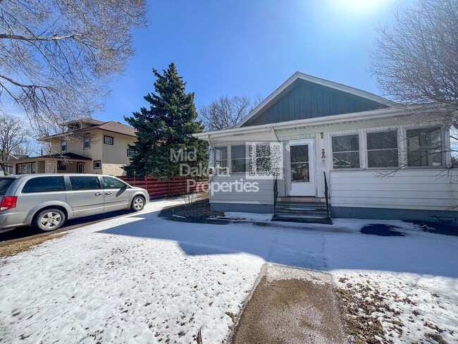 Building Photo - 933 E 5th-3 Bedroom House