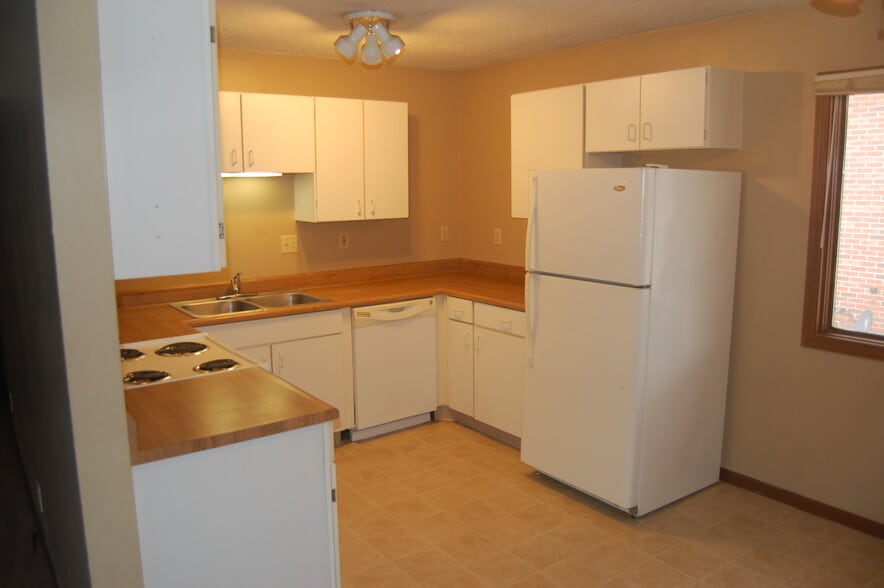 Kitchen - 4945 Walker Ave