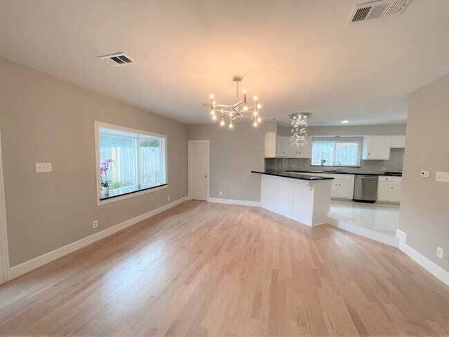 Building Photo - 3605 Plumb St