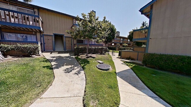 Building Photo - Upstairs Spacious 1Bd Condo w/attached Garage