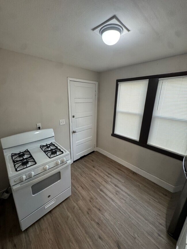 Building Photo - 3245 W 99th St