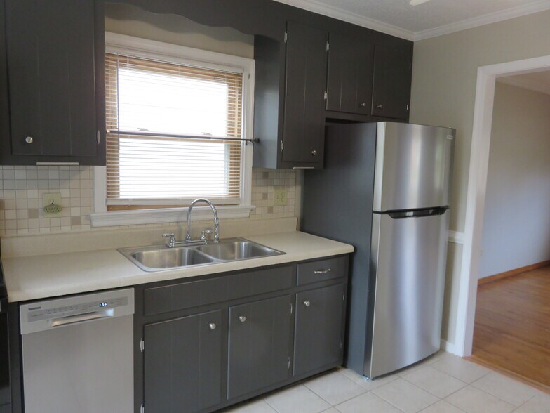 Building Photo - 231 N Mapleleaf Ave