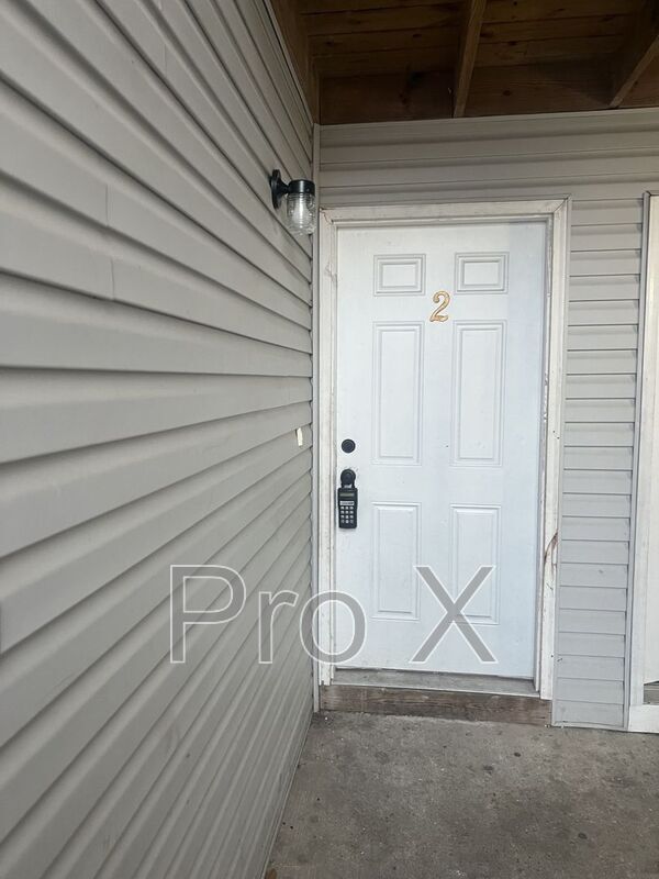 Building Photo - *OR 2216 E 8th St 1-4