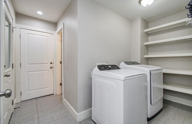Building Photo - 4749 Benning Dr