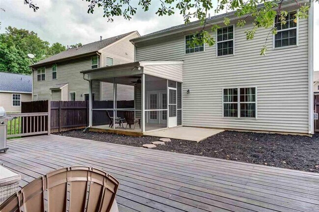 Building Photo - Charming 3 bedroom, 2.5 bath home located in the Lismore Park community.