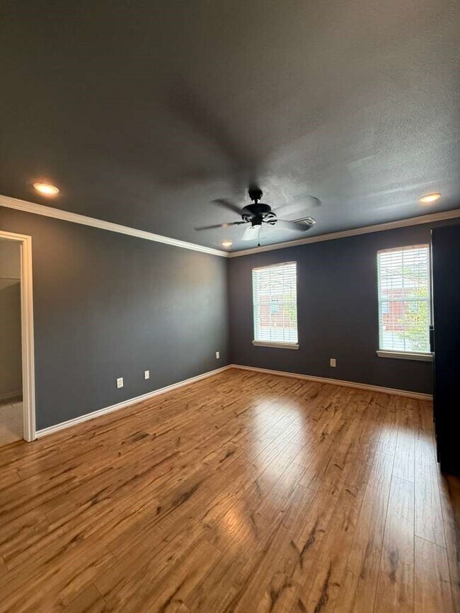 Building Photo - 9623 Elmview Pl