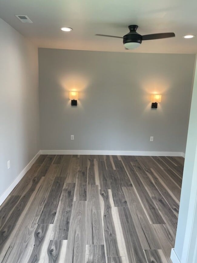 Building Photo - 4 Bedroom Home on 4 Acres, Crown Point Schools!