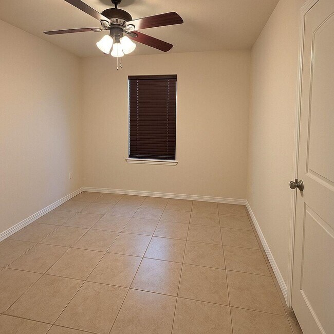 Building Photo - 4014 Shahram Dr