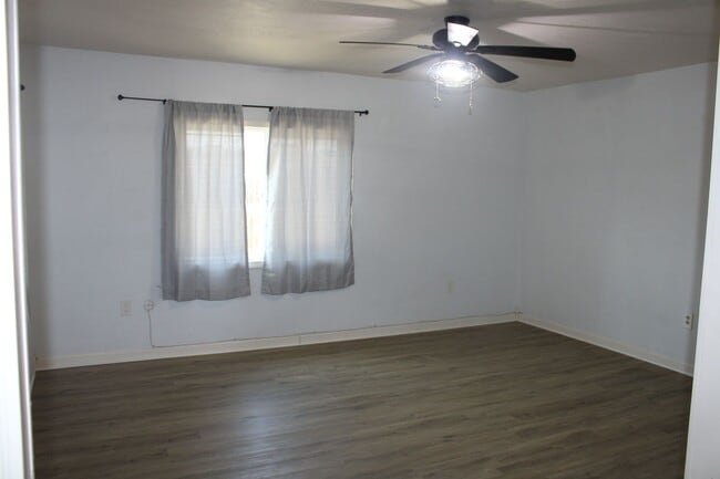 Building Photo - 135 Poinsettia Ave