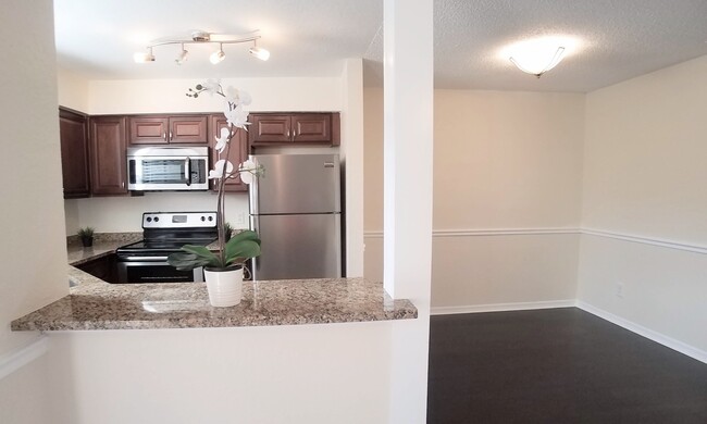 Building Photo - Beautiful second floor 1/1 Condo x Rent @ ...