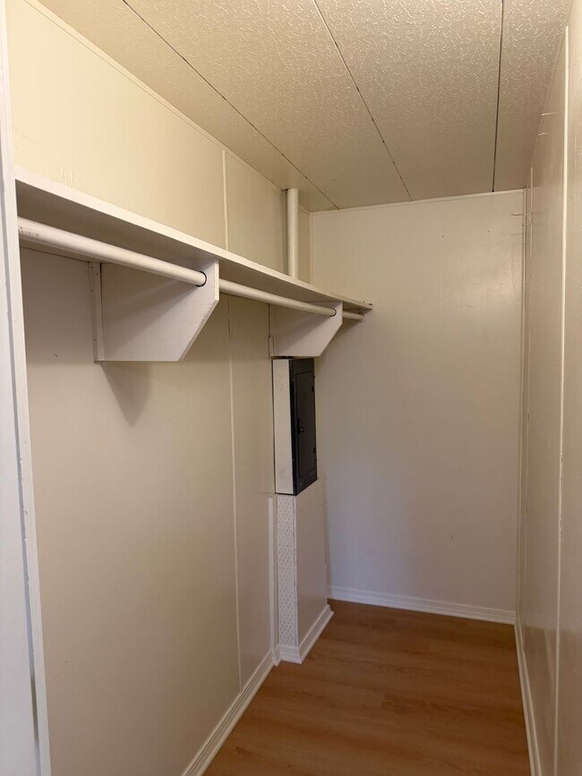 Building Photo - Updated 3 bedroom 2 bathroom house in Springfield!