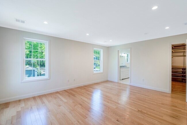 Building Photo - 2 Manchester Pl