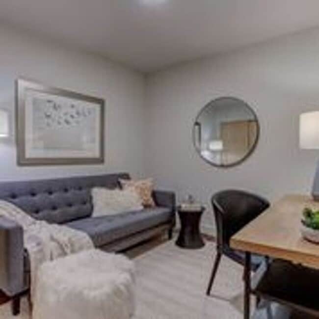 Building Photo - Luxury top floor 2bd in the heart of Sellw...