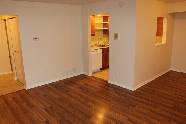 Building Photo - TRENT 566